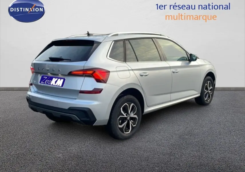Vue 3/4 arrière droite d'un Skoda Kamiq gris argent métallisé avec jantes alliage et vitres teintées.