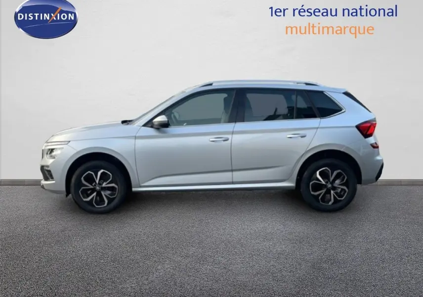 Profil côté gauche d'un Skoda Kamiq gris argent métal 2025 avec jantes alliage et toit ouvrant panoramique.