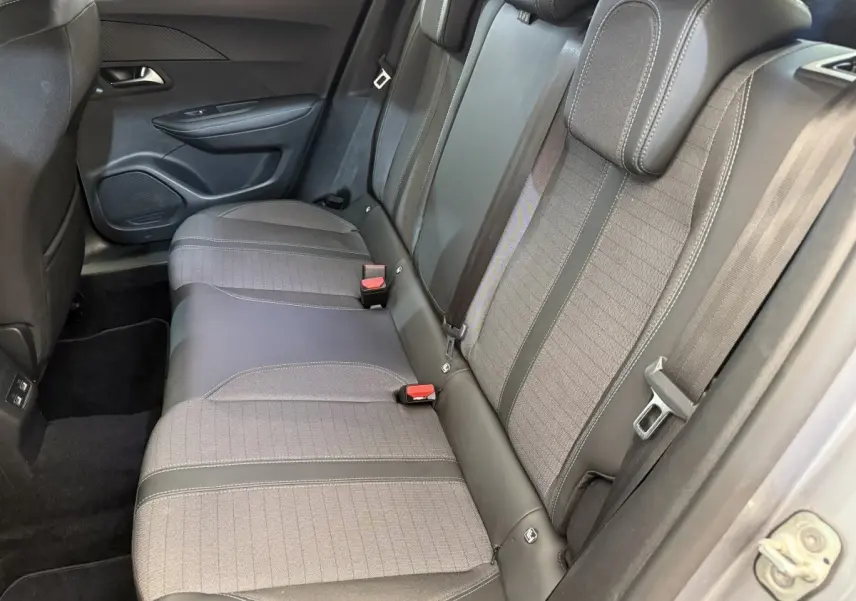 Vue intérieure côté droit des sièges arrière gris tissu et cuir du Peugeot 2008 PureTech 130 Allure 2023.