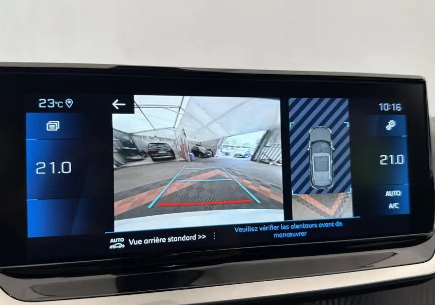 Écran tactile intérieur affichant la caméra de recul et la vue 360° du Peugeot 2008 gris clair, tableau de bord moderne.