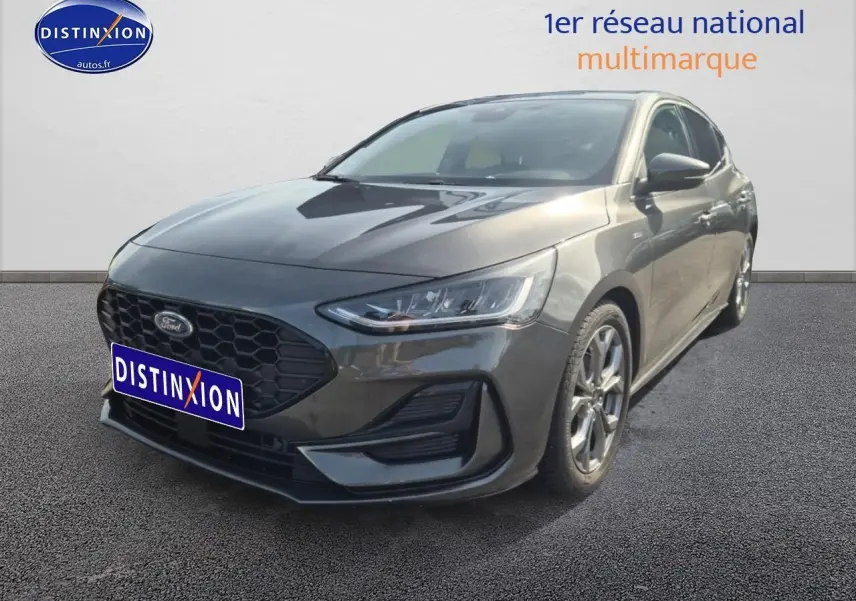 Ford Focus 2024 gris magnétique vue 3/4 avant droit avec calandre noire et jantes alliage visibles