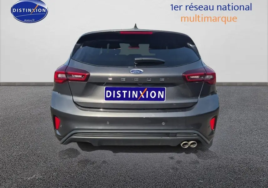 Vue arrière d'une Ford Focus gris magnétique avec double sortie d'échappement et feux LED distinctifs.