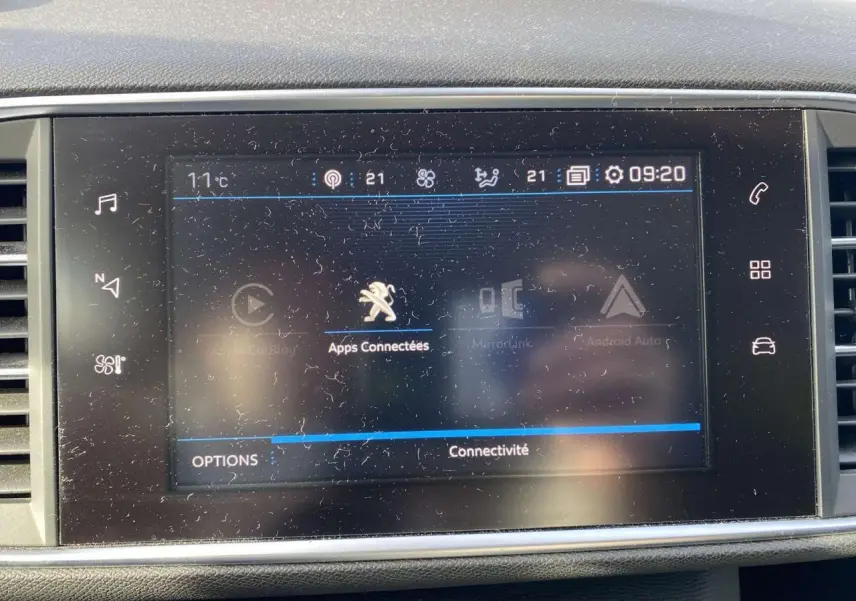 Écran tactile 9,7 pouces du tableau de bord de la Peugeot 308 blanc nacré, affichant les apps connectées.