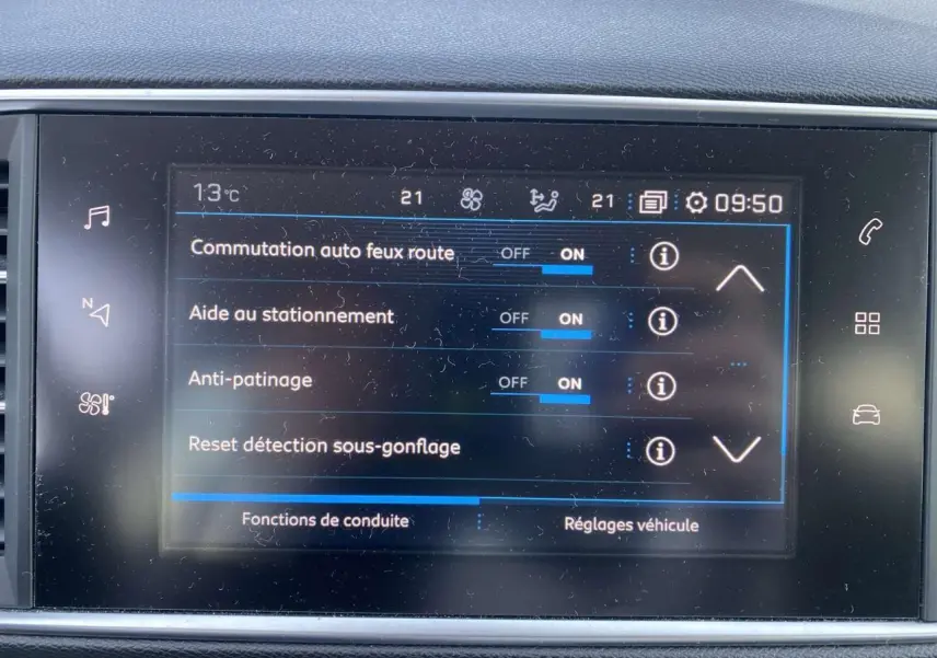 Écran tactile intérieur de la Peugeot 308 blanc nacré, affichant les réglages d’aide à la conduite.
