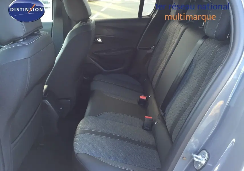 Vue intérieure côté droit sur les sièges arrière en tissu et cuir noir d'une Peugeot 208 gris selenium metal 2025 hybride.