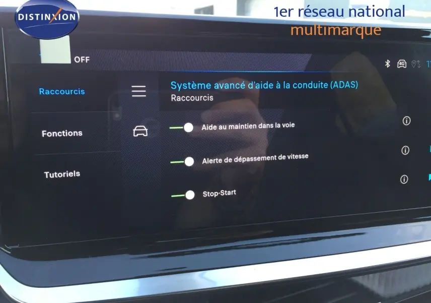Vue de face du tableau de bord de la Peugeot 208 gris sélénium, affichant les options avancées d'aide à la conduite.