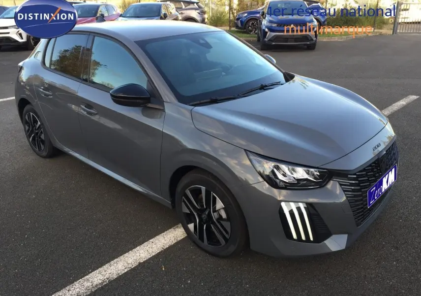 PEUGEOT 208 gris selenium métal vue 3/4 avant droit avec feux LED et jantes noires distinctives.