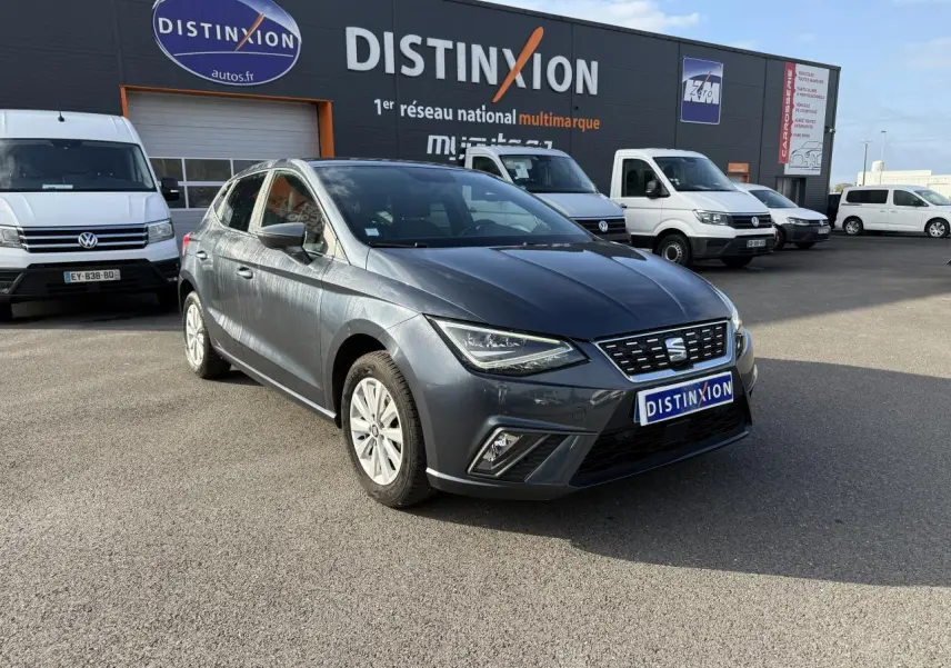 SEAT Ibiza 2019 gris Magnetic Tech vue 3/4 avant avec phares LED et calandre distinctive sur parking.