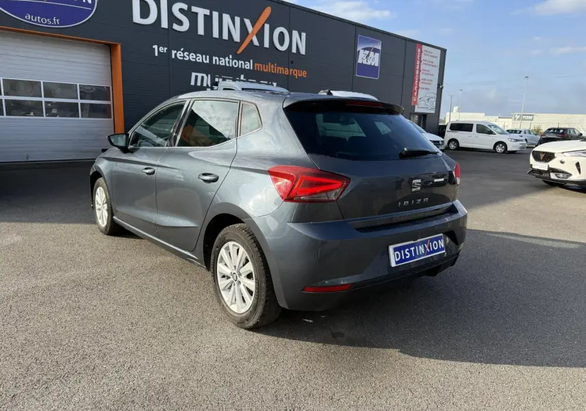 SEAT Ibiza 2019 Magnetic Tech vue 3/4 arrière droit, avec vitres arrière surteintées et feux arrière LED distinctifs.