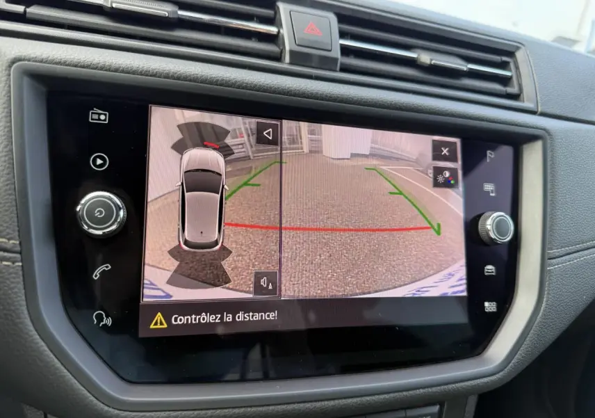 Écran tactile du système de navigation de la SEAT IBIZA 2019 montrant la caméra de recul et l'alerte de distance.