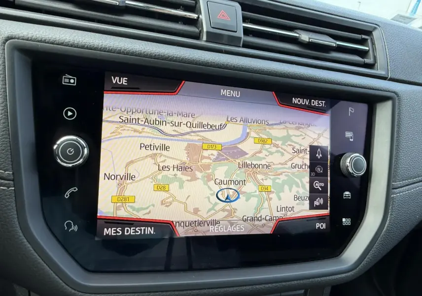 Écran tactile du système de navigation de la SEAT IBIZA 1.0 EcoTSI 95 Xcellence, vue intérieure centrale.