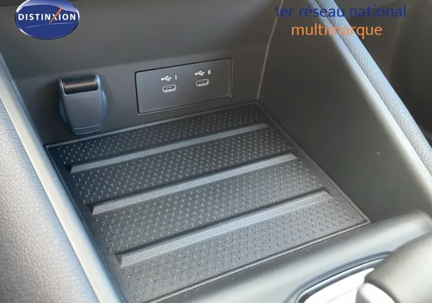 Gros plan sur la console centrale noire du Renault Captur E-Tech hybride 2025 avec ports USB-C doubles visibles.
