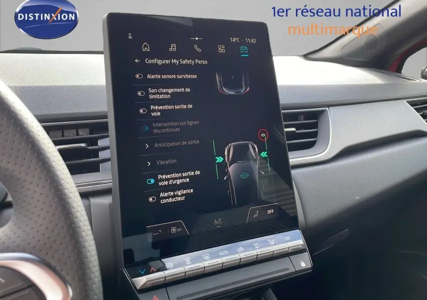 Vue intérieure du tableau de bord du Renault Captur E-Tech hybride 2025 avec écran tactile central affichant les aides à la conduite.