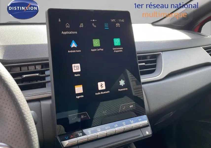 Vue rapprochée de la console centrale tactile verticale du Renault Captur E-Tech rouge passion, affichant les applications connectées.