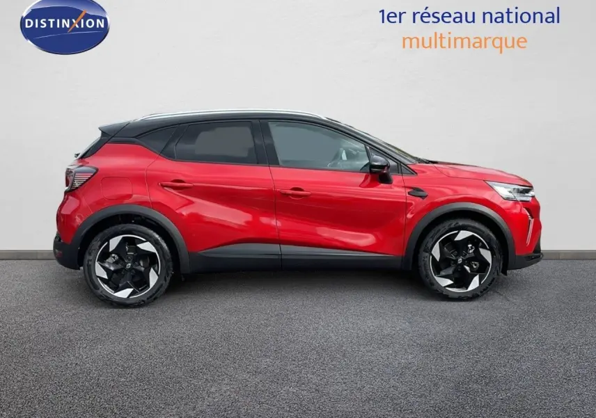 Profil côté gauche d'un Renault Captur E-Tech hybride rouge passion avec toit noir et jantes 18 pouces bicolores.