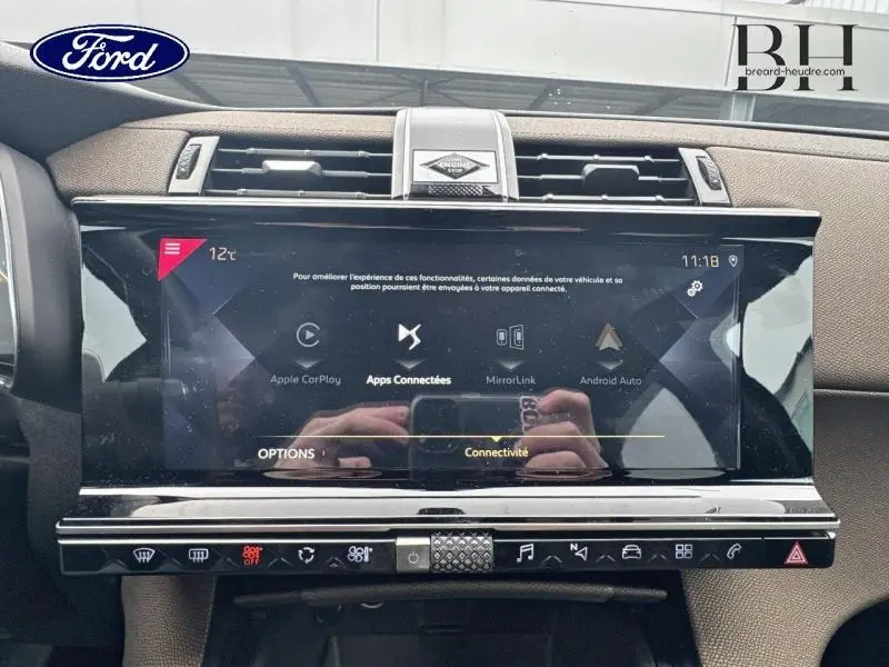Écran tactile central du tableau de bord du DS7 Crossback 2020 avec commandes connectées et finition beige.