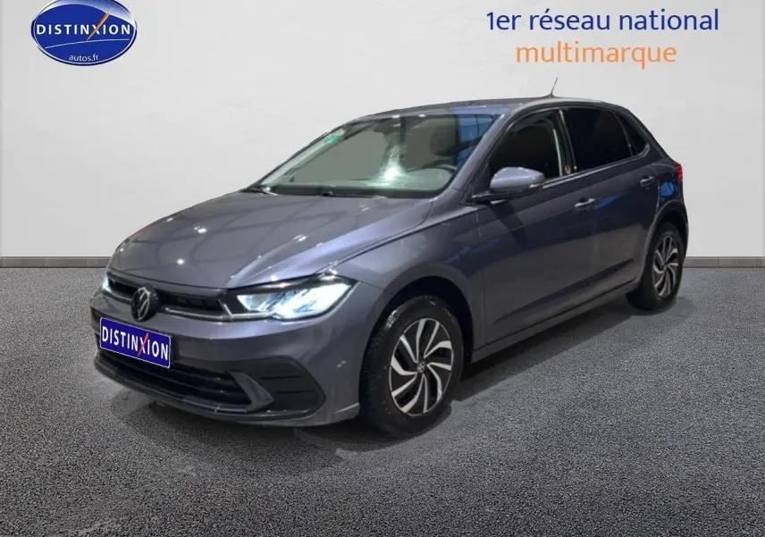 Volkswagen Polo gris cendre vue 3/4 avant droit avec phares LED allumés sur fond neutre.