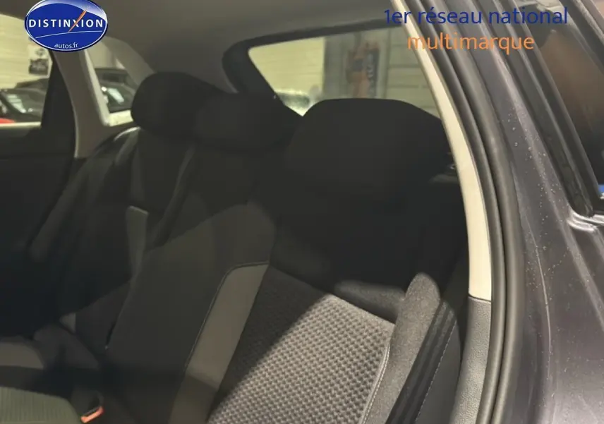 Vue intérieure côté droit montrant les sièges arrière en tissu noir de la Volkswagen Polo gris cendre 2025.