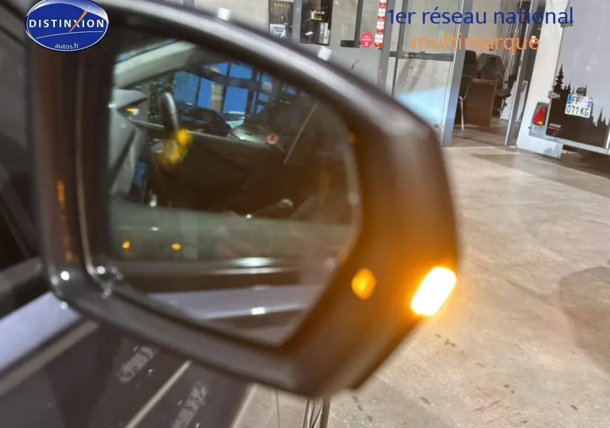 Rétroviseur droit gris cendre de Volkswagen Polo 2025 avec clignotant allumé, intérieur partiellement visible en reflet.