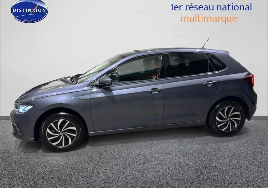 Profil droit d'une Volkswagen Polo gris cendre 2025 avec jantes alliage et vitres surteintées.