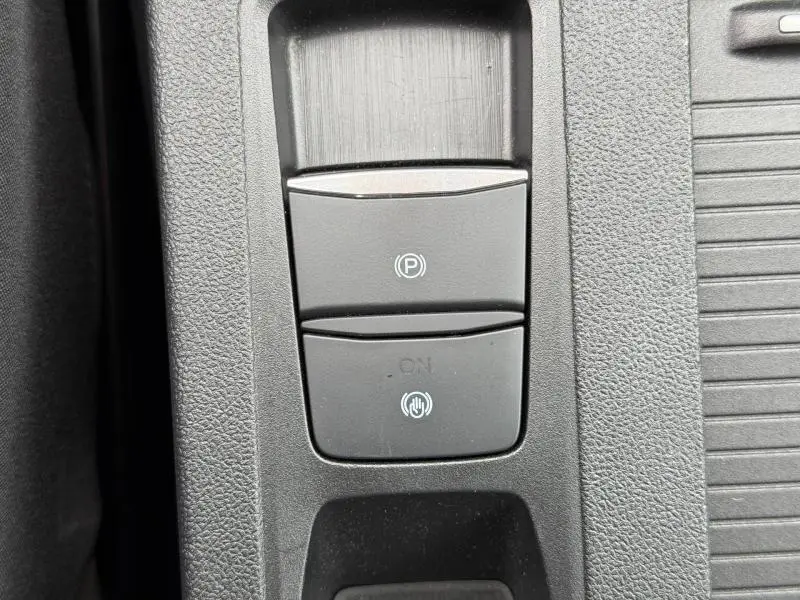 Gros plan sur les commandes de frein à main électronique et d'assistance au démarrage en côte du Ford Kuga 1.5 EcoBoost 2024.