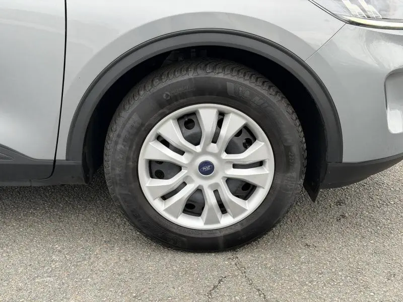 Gros plan sur la roue avant gauche grise du Ford Kuga 1.5 EcoBoost 150ch Titanium 2024 avec jante en alliage argentée.