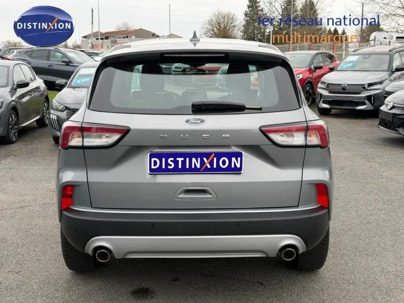Vue arrière d'un Ford Kuga 1.5 EcoBoost 150ch Titanium gris 2024, avec double sortie d'échappement et logo Distinxion.