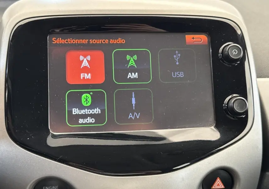 Écran tactile multimédia de la Toyota Aygo 2017, vue frontale du tableau de bord gris clair.