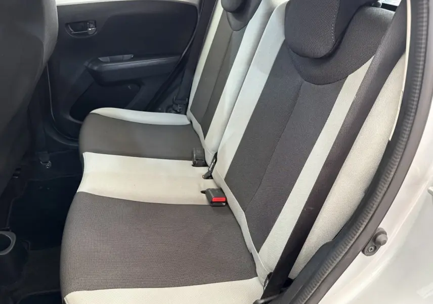 Vue intérieure côté droit sur la banquette arrière bicolore gris clair et foncé de la Toyota Aygo 2017.