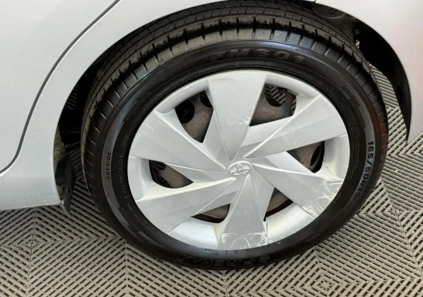 Gros plan sur la roue avant droite grise d'une Toyota Aygo 2017 avec enjoliveur au design géométrique.