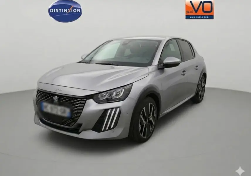 Peugeot 208 Hybrid gris vue 3/4 avant droit avec jantes alliage 17 pouces et calandre distinctive noire.