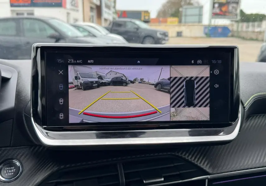 Écran tactile intérieur montrant la caméra de recul et vue 360° dans une Peugeot 208 gris, version Hybrid 110 e-DCS6 GT.