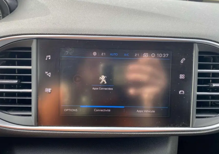 Écran tactile central de la Peugeot 308 2018 affichant les applications connectées, entouré de grilles d'aération noires.