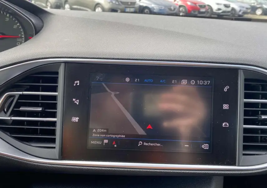 Vue rapprochée de l'écran tactile central du tableau de bord de la Peugeot 308 style 2018 avec navigation connectée affichée.
