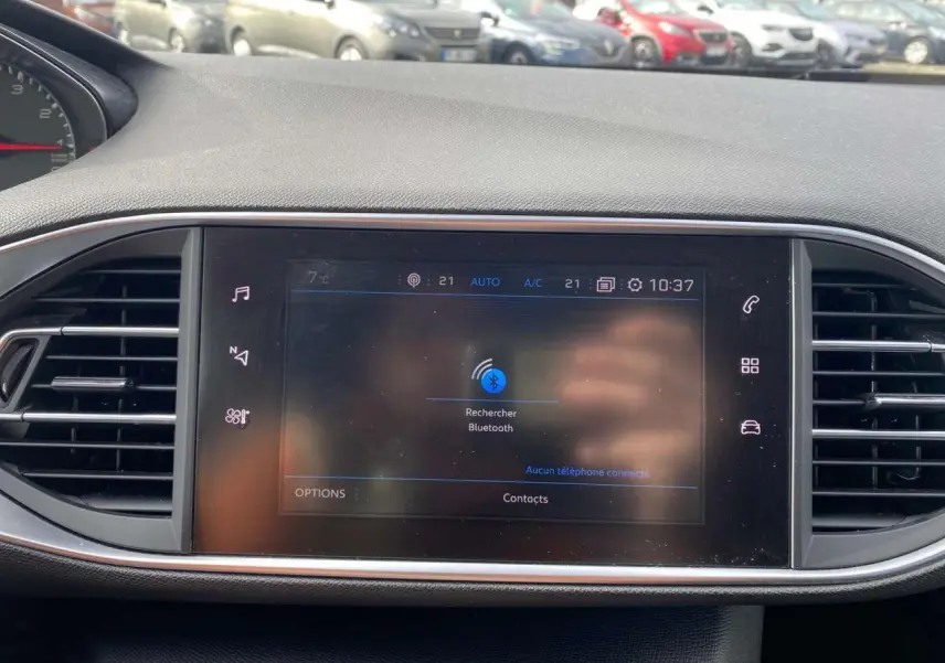 Écran tactile central de la Peugeot 308 2018 affichant la recherche Bluetooth, entouré de grilles d'aération noires.