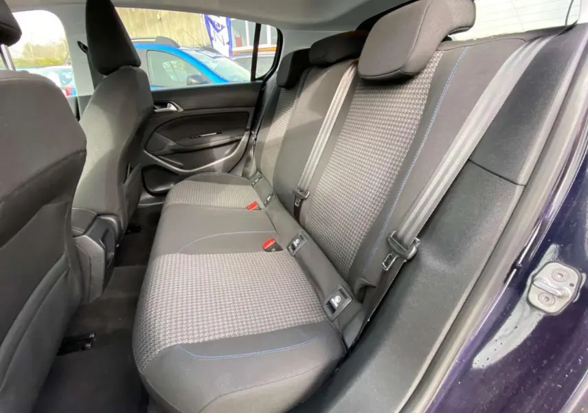 Vue intérieure côté droit sur la banquette arrière grise à motifs de la Peugeot 308 Dark Blue 2018.