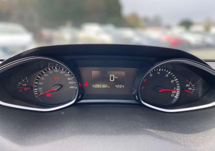 Vue rapprochée du tableau de bord de la Peugeot 308 2018, affichant le compteur et l'odomètre numérique.