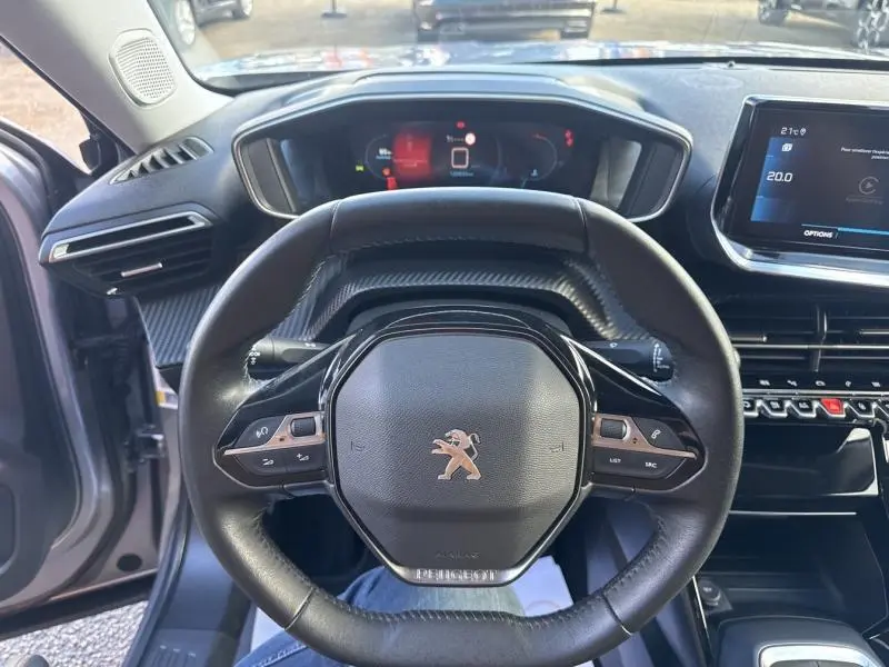 Vue intérieure centrée sur le volant compact noir de la Peugeot 2008 1.5 BlueHDi 2020 avec i-Cockpit 3D et écran tactile.