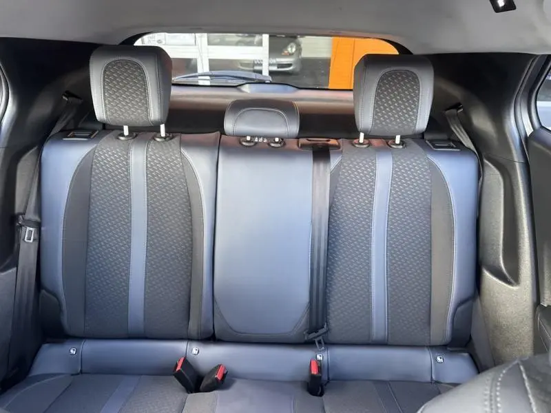 Vue arrière intérieure montrant la banquette arrière en tissu tri-matière gris du Peugeot 2008 gris Artense 2020.