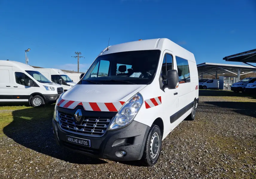 Renault Master cabine approfondie blanc en 3/4 avant droit avec bandes rouges réfléchissantes sur capot et portière.