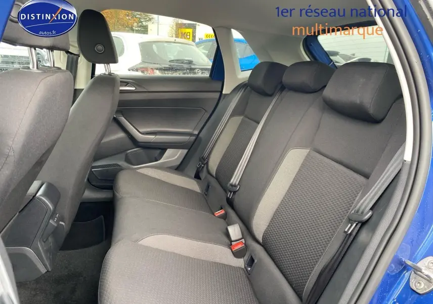 Vue intérieure côté droit sur la banquette arrière en tissu noir et gris d'une Volkswagen Polo Bleu Récif 2025.