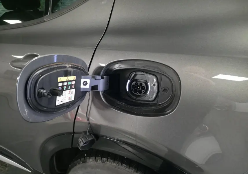 Vue rapprochée sur la poignée de porte côté gauche d'une Alfa Romeo Tonale gris métallisé 2023.