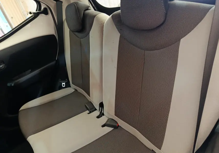 Vue intérieure montrant la banquette arrière bicolore beige et marron de la Toyota Aygo 2016 côté gauche.