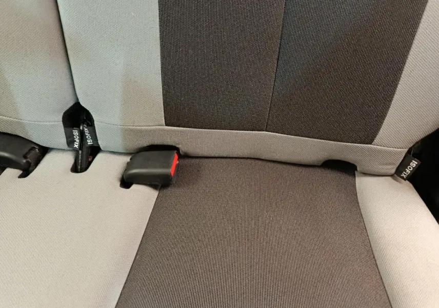 Gros plan sur la banquette arrière bicolore gris clair et foncé de la Toyota Aygo 2016, montrant les attaches Isofix.