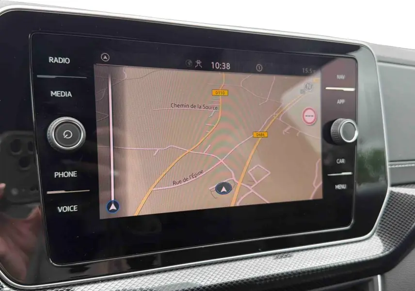 Écran tactile central du Volkswagen T-Cross gris 2025 affichant la navigation avec carte en vue rapprochée.