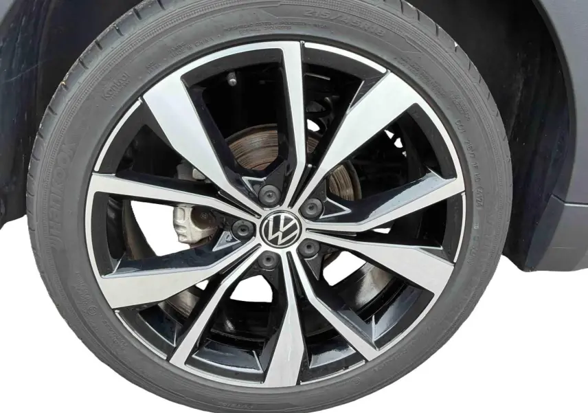 Gros plan sur la jante alliage léger 18 pouces Misano bicolore noir et argent du Volkswagen T-Cross gris 2025.