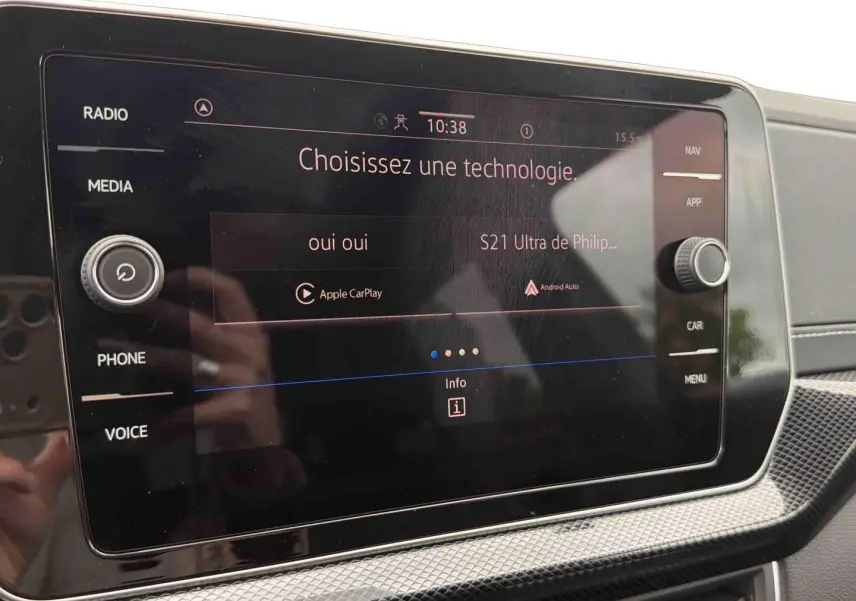 Écran tactile central du Volkswagen T-Cross 2025 affichant le menu de sélection Apple CarPlay et Android Auto.