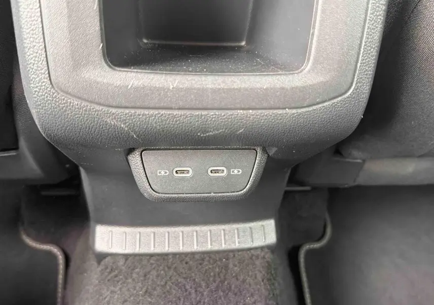 Gros plan sur les ports USB-C doubles situés à l'arrière de la console centrale du Volkswagen T-Cross gris.
