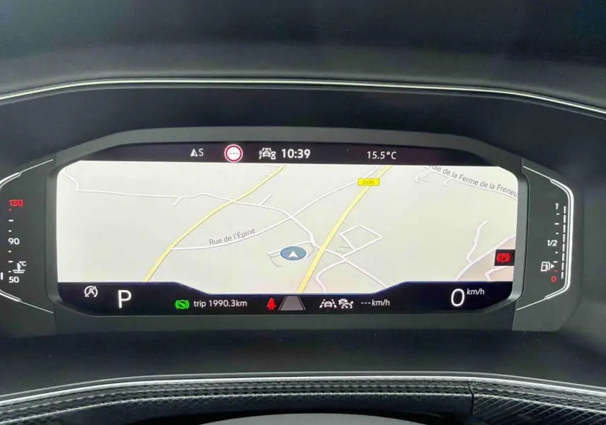 Affichage numérique du combiné d’instruments du Volkswagen T-Cross 2025 montrant une carte de navigation en mode stationnement.