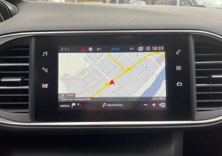 Écran tactile 9,7 pouces du tableau de bord de la Peugeot 308 gris Hurricane affichant la navigation GPS.